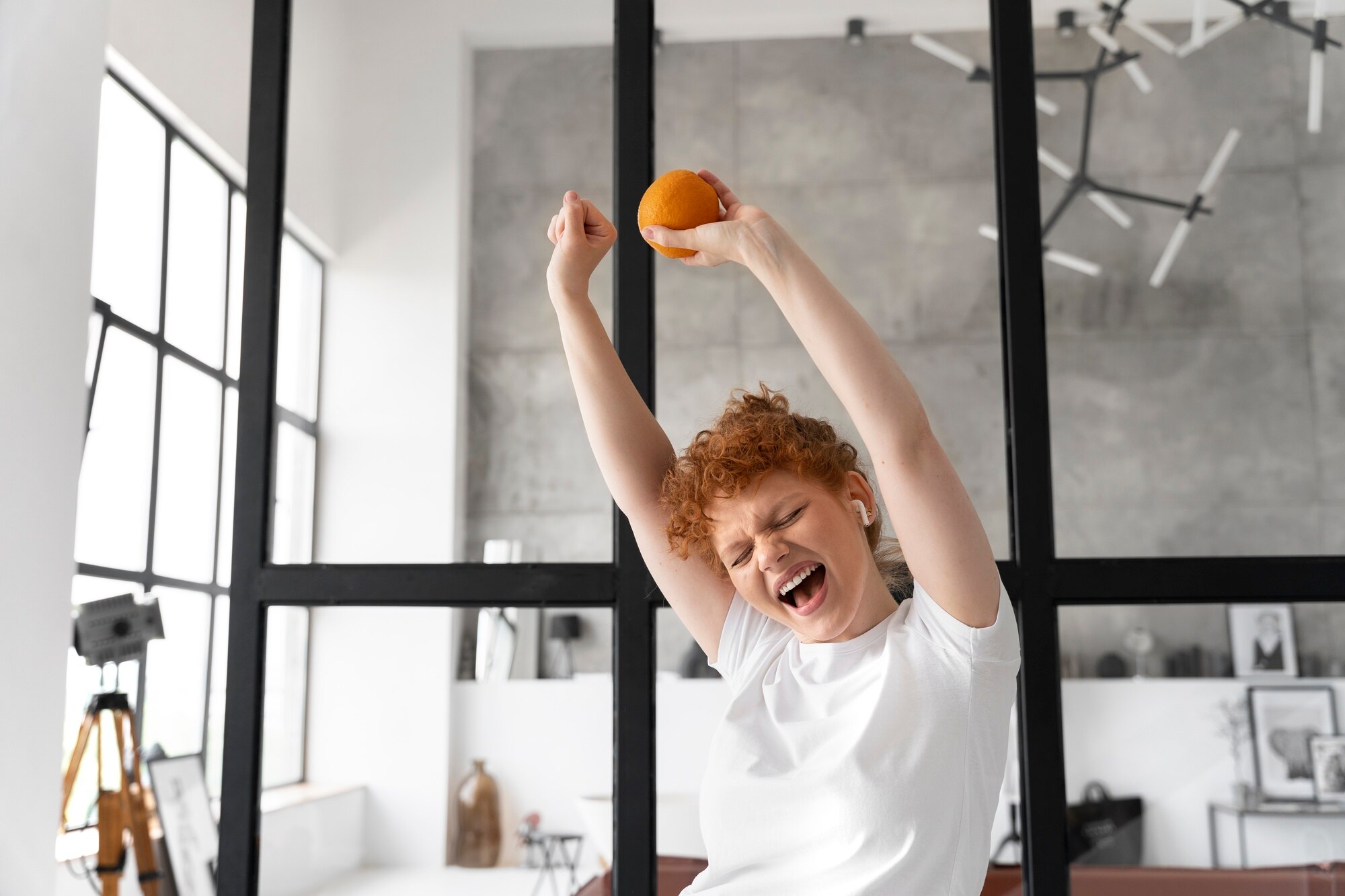 सुबह की दौड़ से ऊर्जा बढ़ाता व्यक्ति, नियमित व्यायाम का उदाहरण